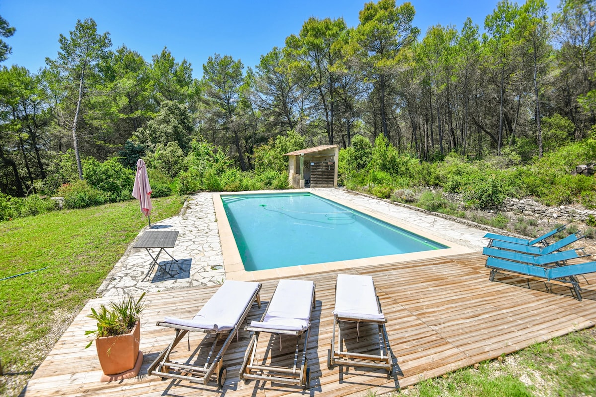 Villa avec piscine et pinède 10 min Aix en Pce
