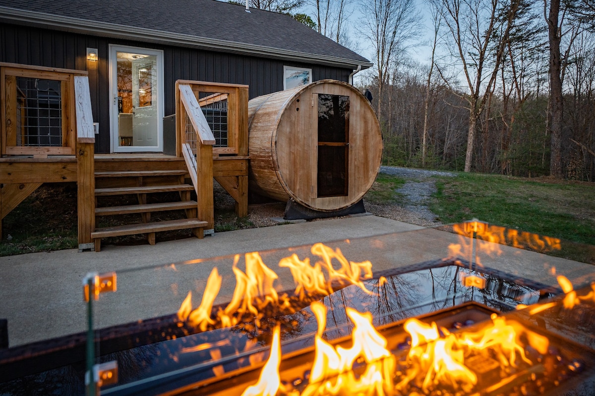 Twin Cabins - Hot tubs, sauna, fire pits, EV charg