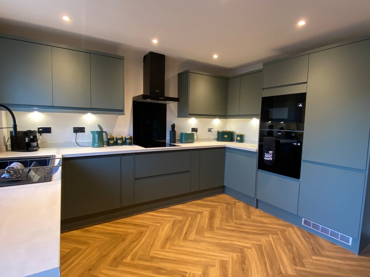 Luxury Contractors Group Stay Large Kitchen