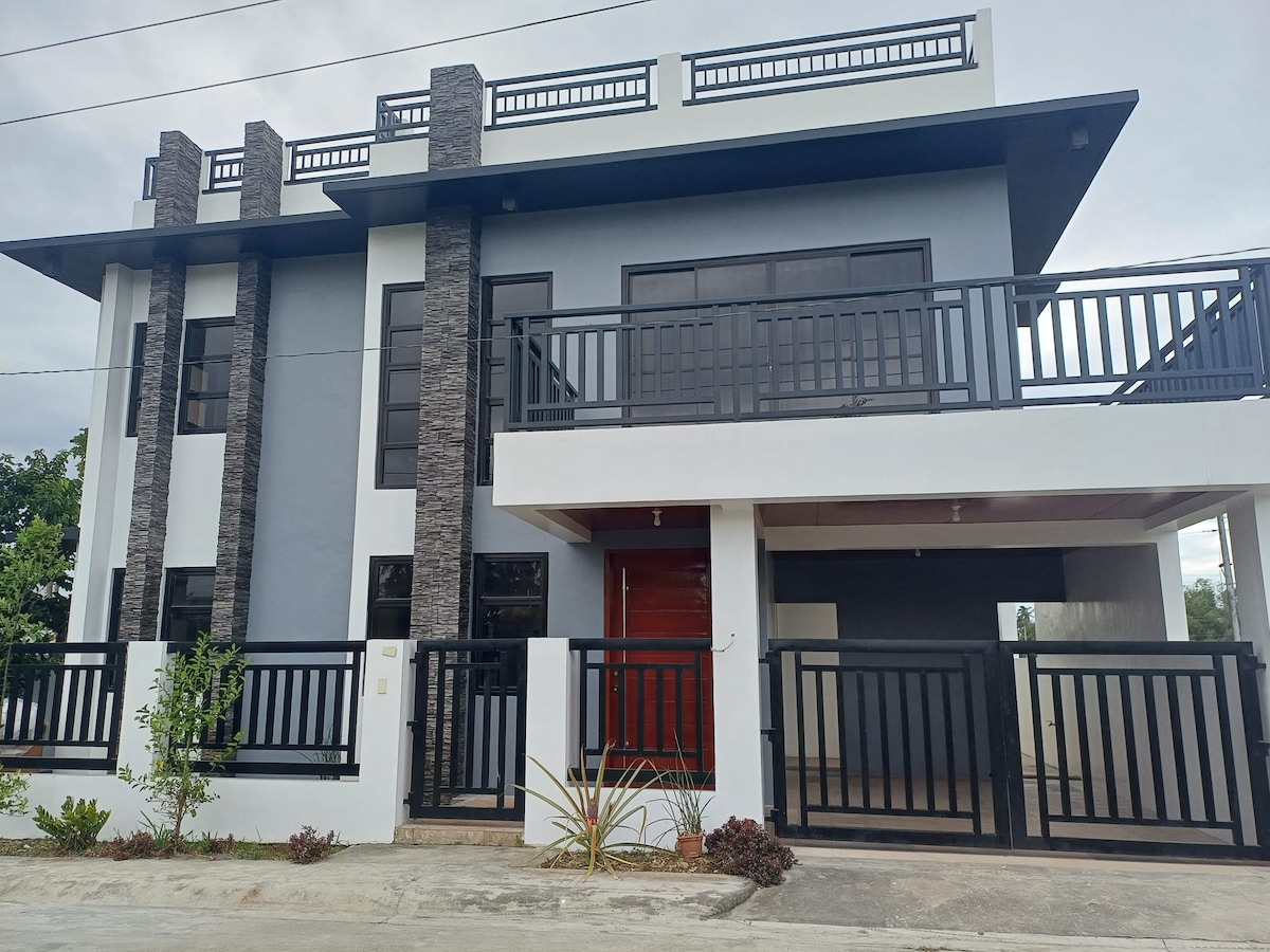 5-BR Staycation House in Lipa