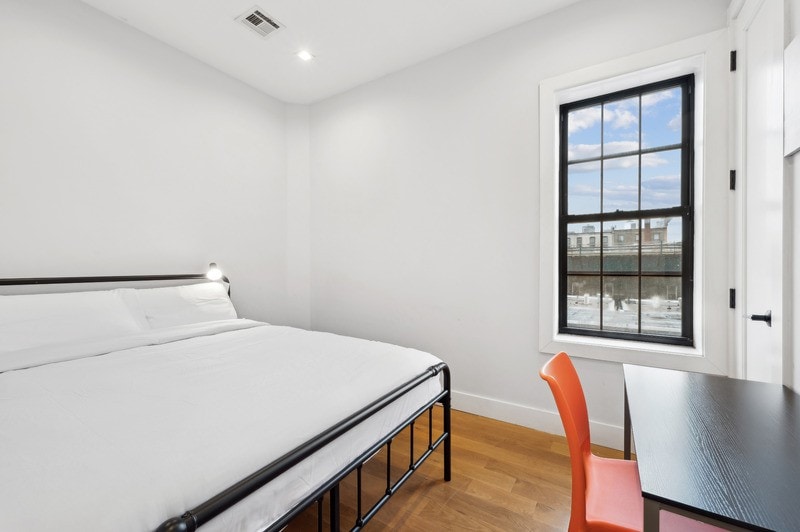 Amazing Bedroom Rental | 3 min to Forest Av St