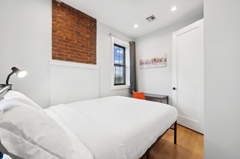 Amazing Bedroom Rental | 3 min to Forest Av St