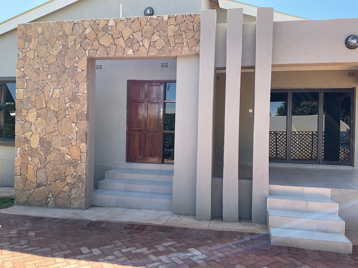 Flame Lilly, 1 bedroomed cottage in Greystone Park