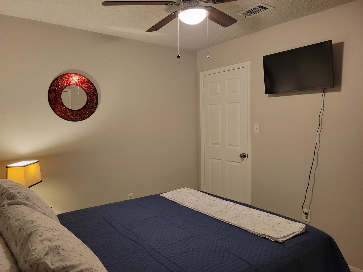 (1) Guest Room in The Woodlands