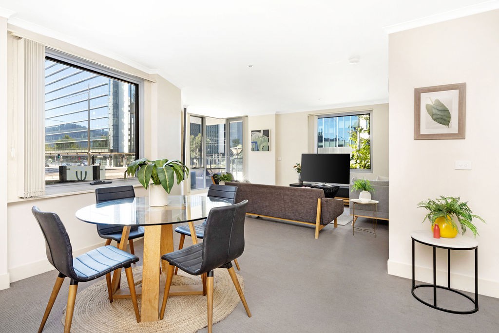 Chic 2 Bed, Sleeps 7 City Escape With Pool & BBQ