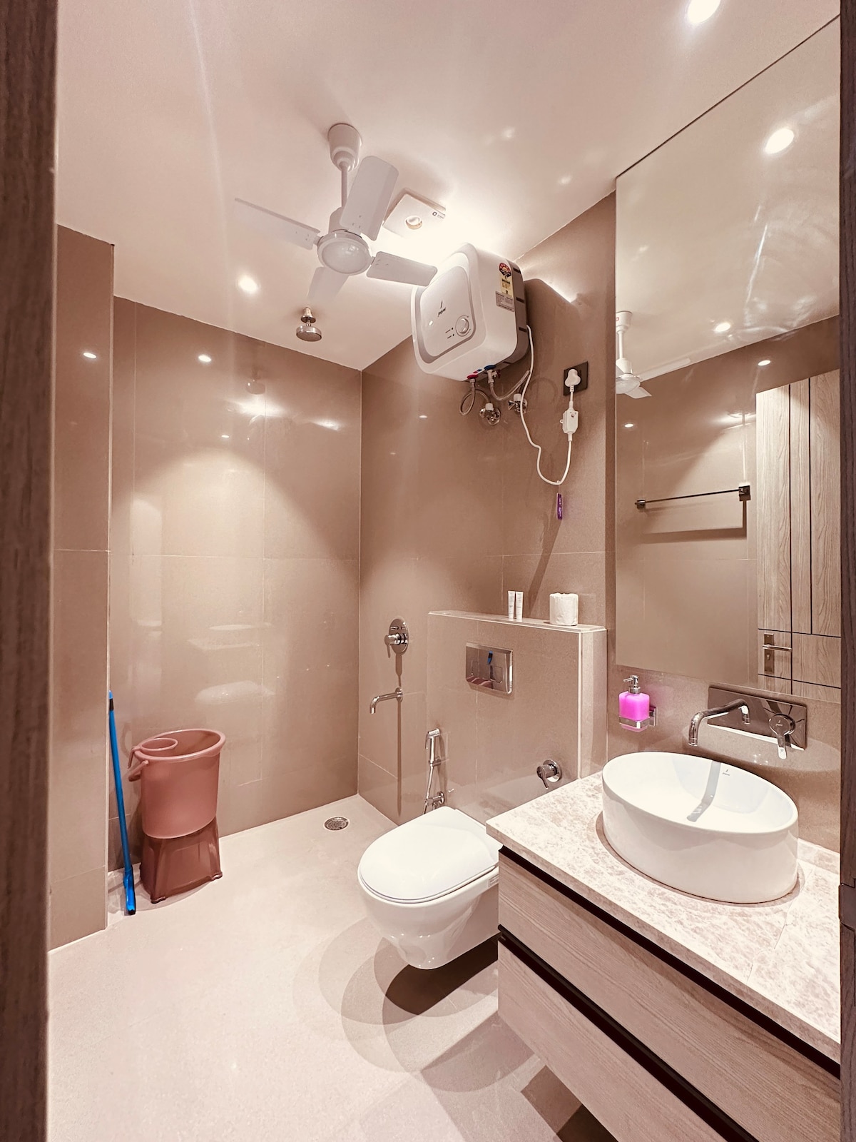 Luxury Suite Room - Nearest Metro Sector 54 Chowk