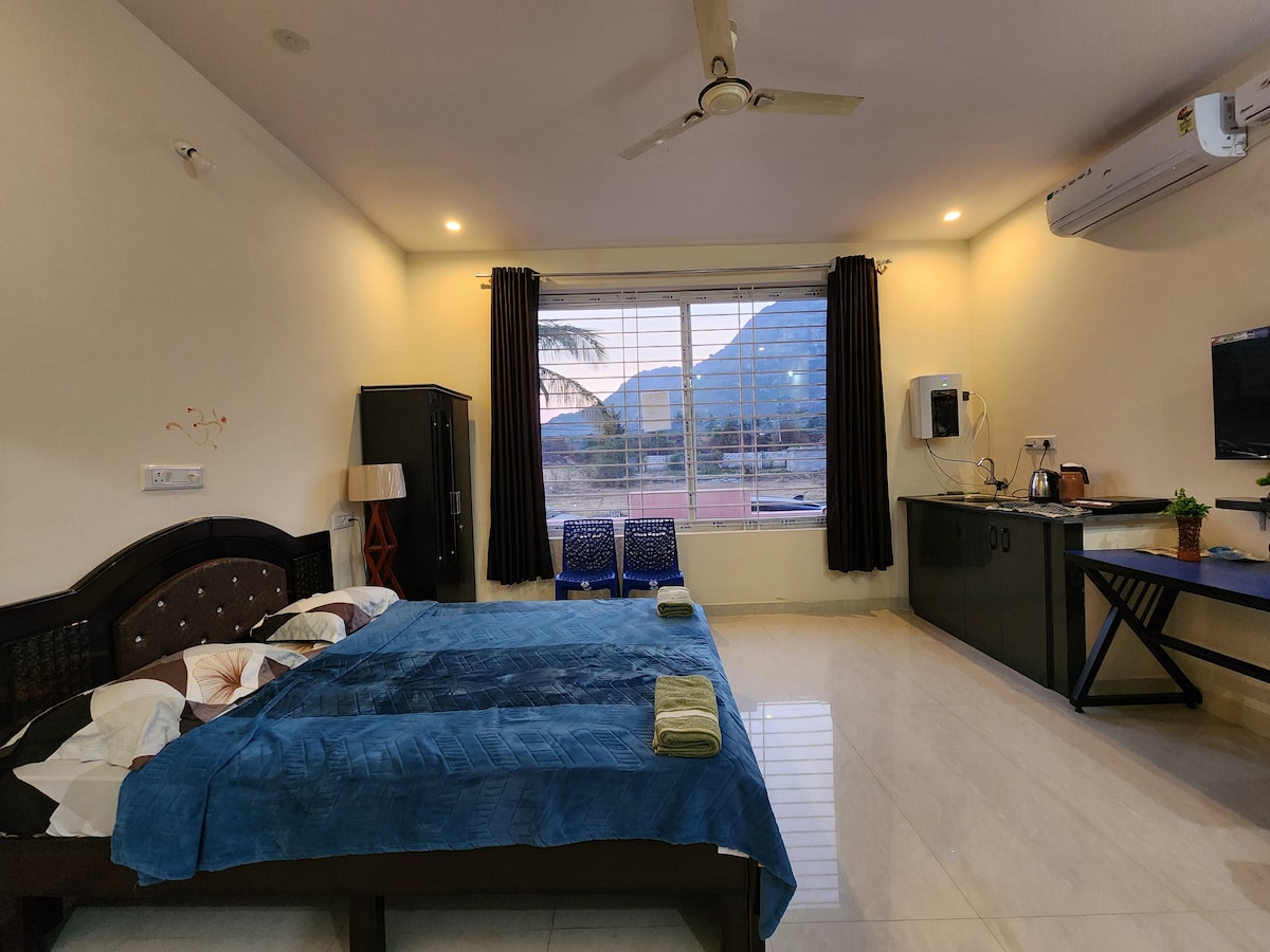 Guest room with Mountain View