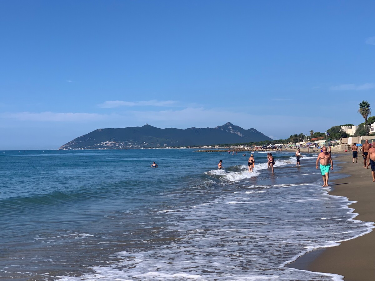 Villa fronte mare 
tra Terracina e Circeo