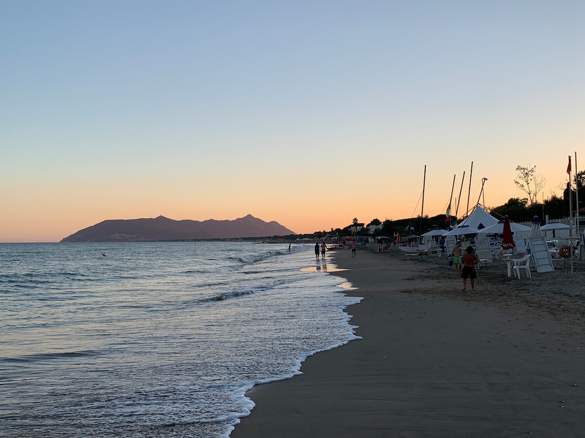 Villa fronte mare 
tra Terracina e Circeo