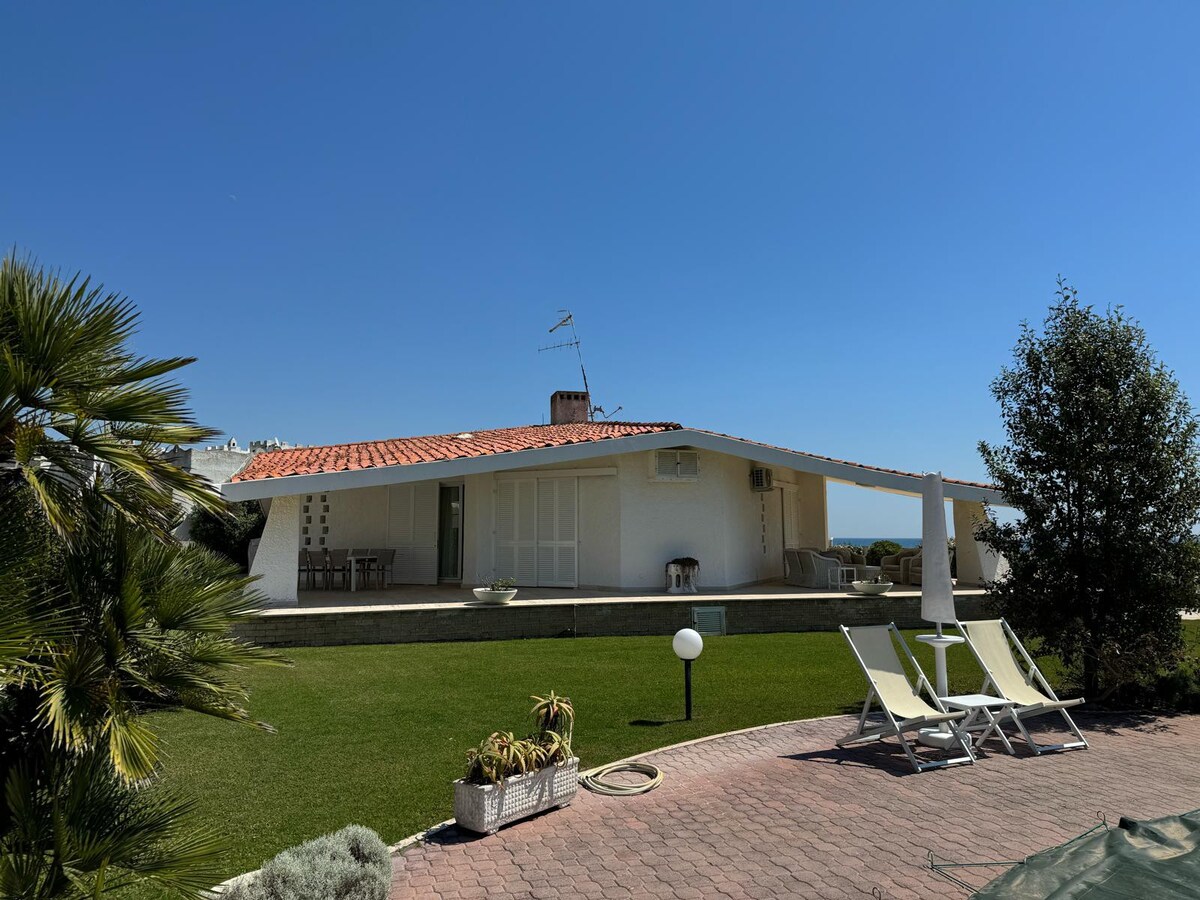 Villa fronte mare 
tra Terracina e Circeo