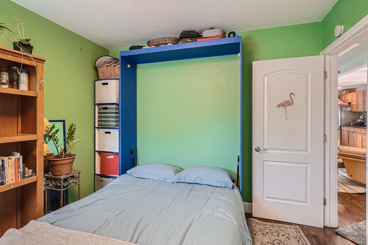 Colorful Room in Cozy House!