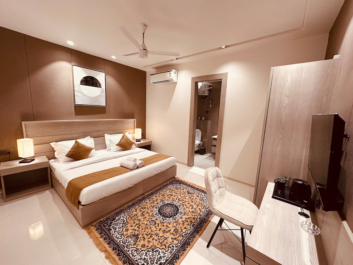 Stylish Hotel Room in Gurgaon Near Golf Course