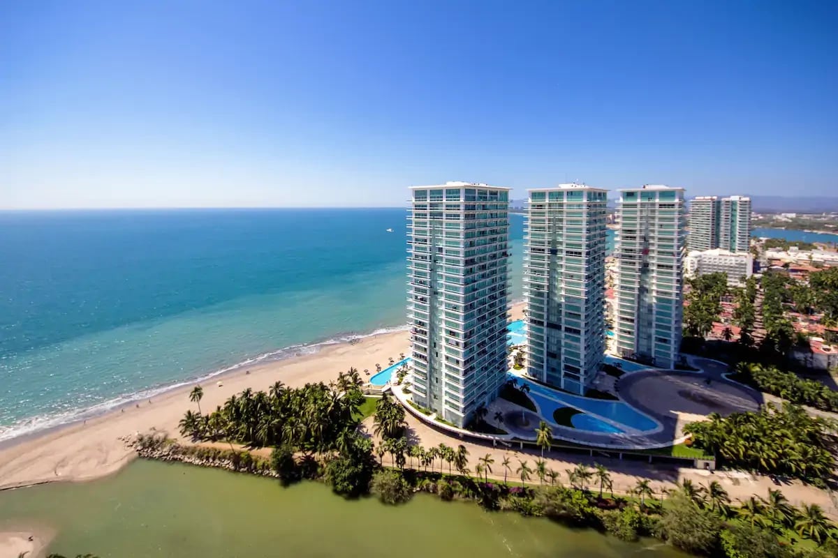 Grand Venetian Beachfront Condo