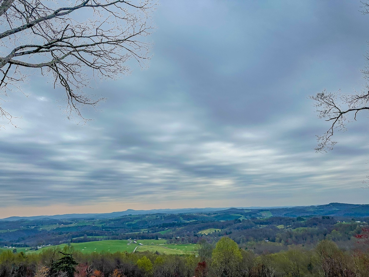 Cozy up @ Pop's Cozy Cabin.Amazing Views-Near I-77