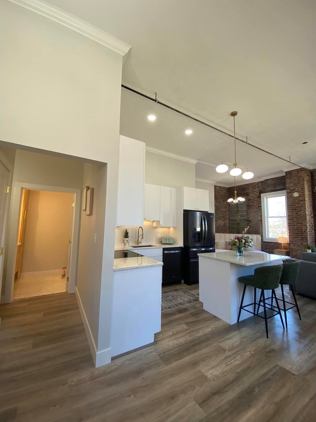 Loft Apartment - Downtown On Main - Sleeps 4