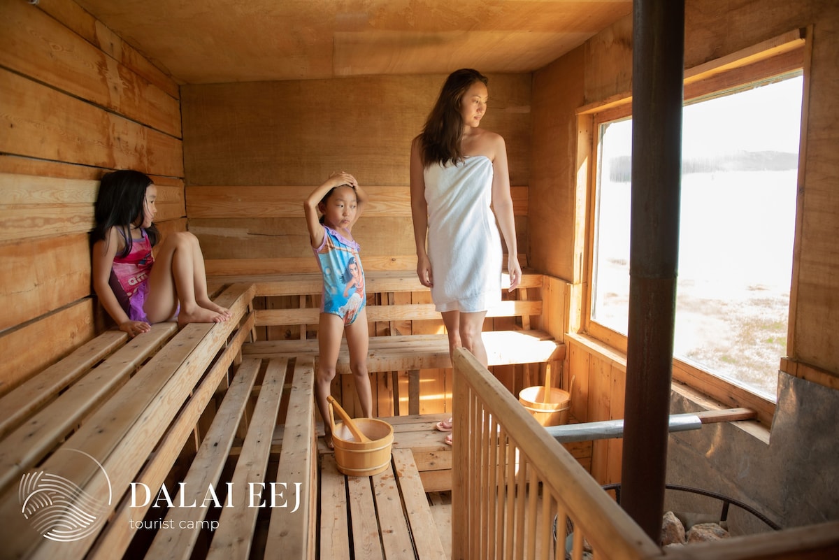 位于原始的Khuvsgul湖上的标准双人小木屋