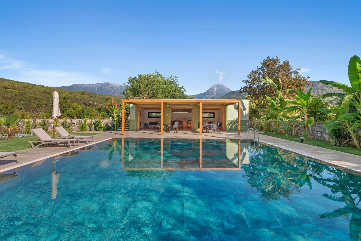 Cozy Stone Room - Pool Access