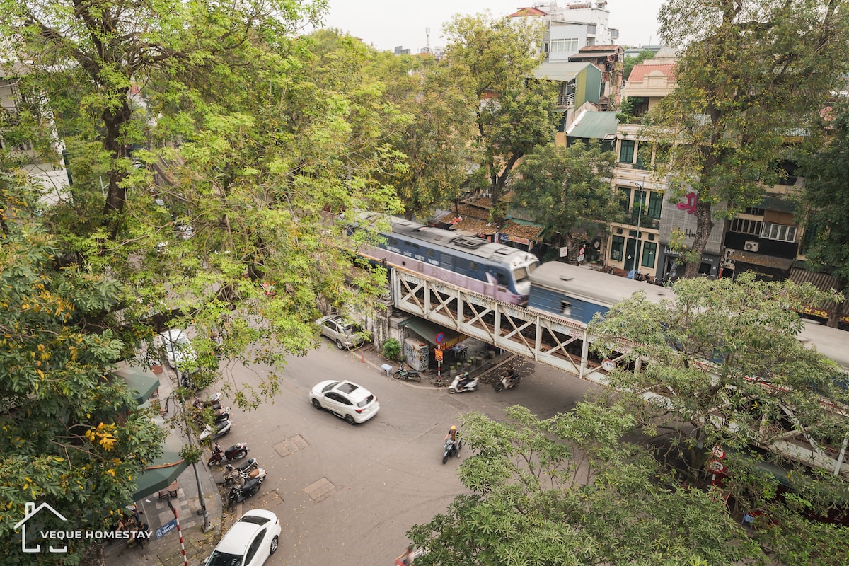 Old Quater | TrainStreetView | Balcony | NetflixTV