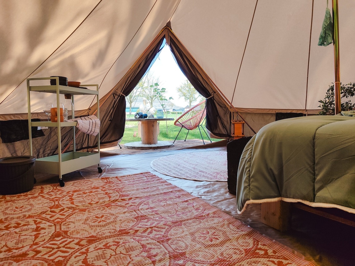 Sfeervolle Bell tent op het platteland