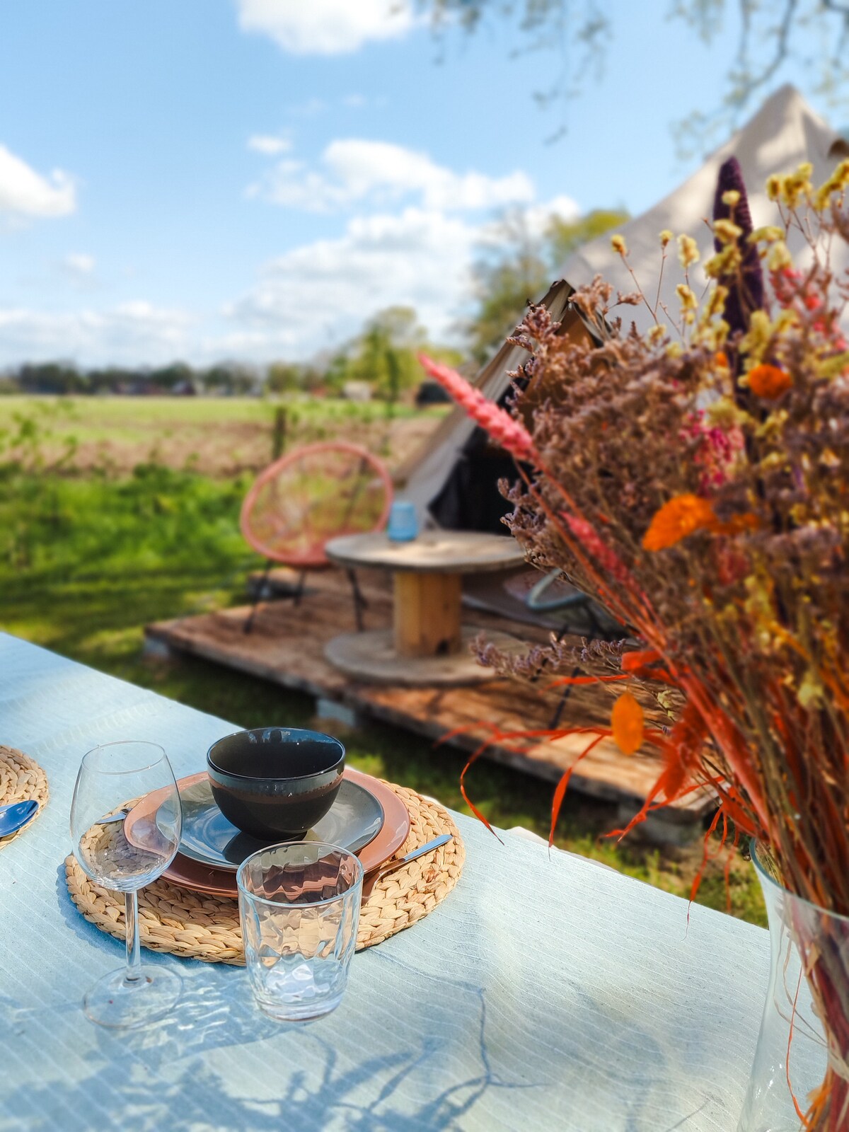 Sfeervolle Bell tent op het platteland