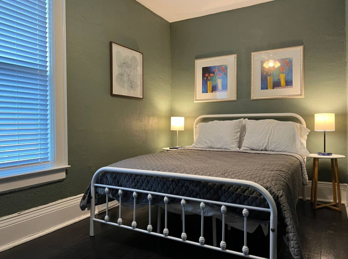 Niagara Falls, NY, 10-Bedroom House, Sleeps 20