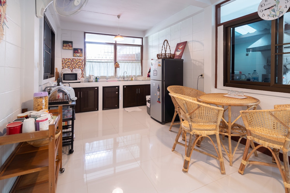 Peaceful Twin Deluxe 22sqm-VintageHome Rama9-2Cats