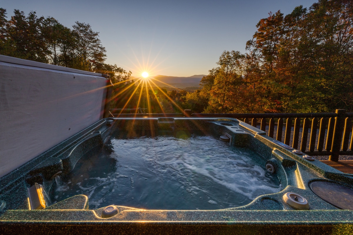 Secluded Mountain Cabin~hot tub~fire pit~wifi~pets