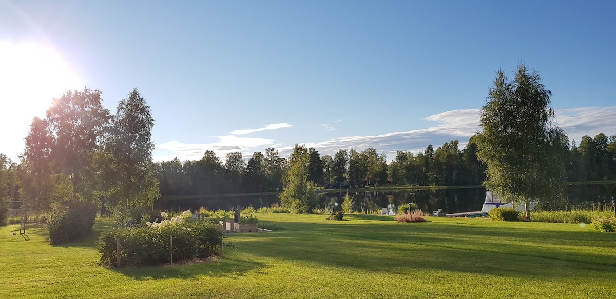 Villa på landet, sjö, brygga och bubbelpool