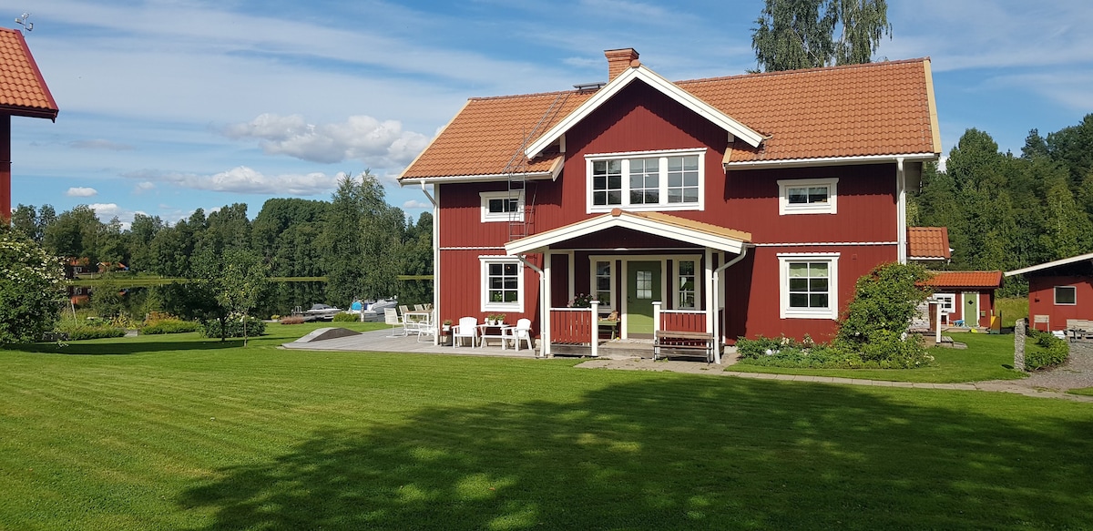 Villa på landet, sjö, brygga och bubbelpool