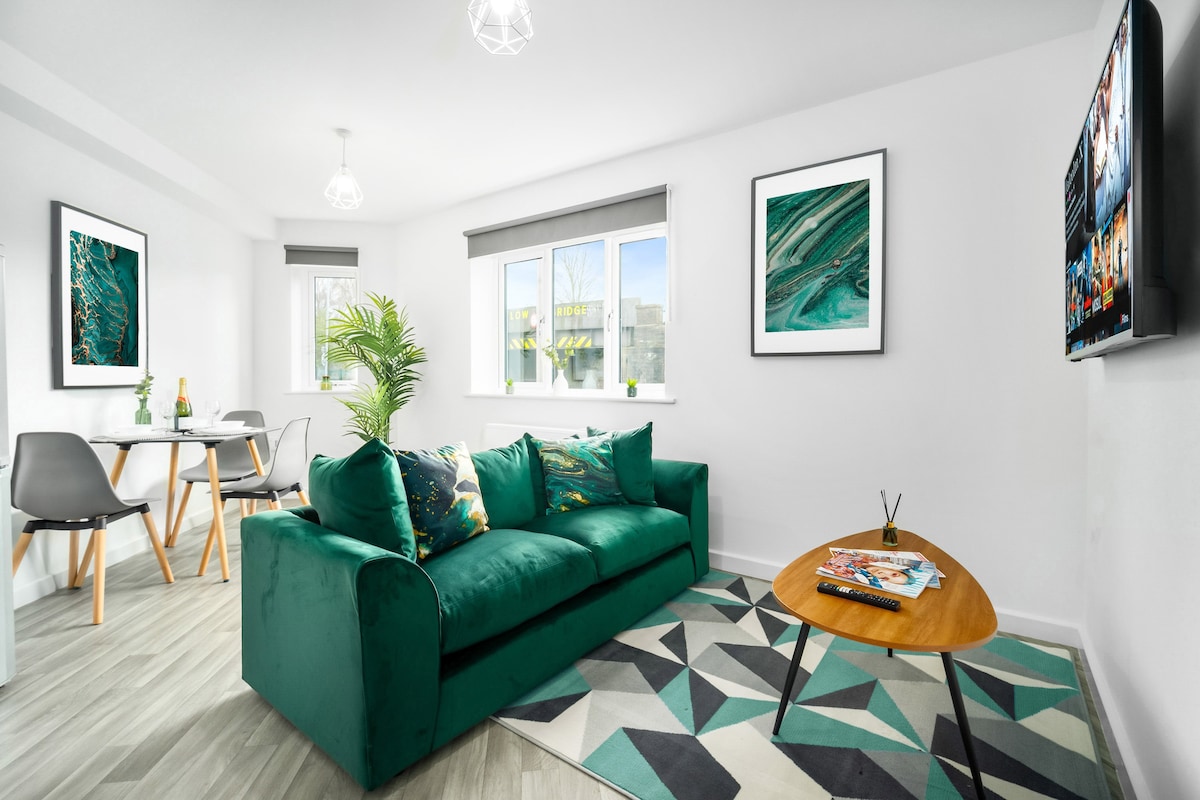 Stylish 2 Bed Apartment - Private Parking
