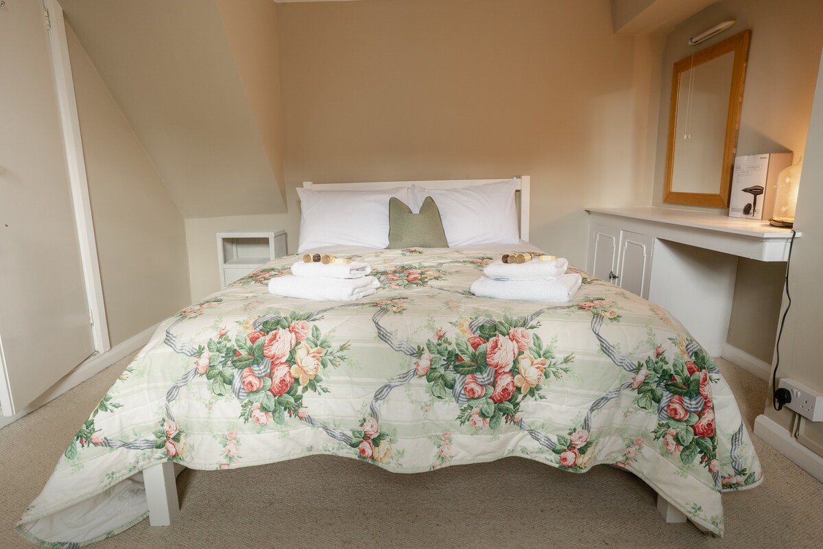 Well decorated & traditional cottage - sleeps 7