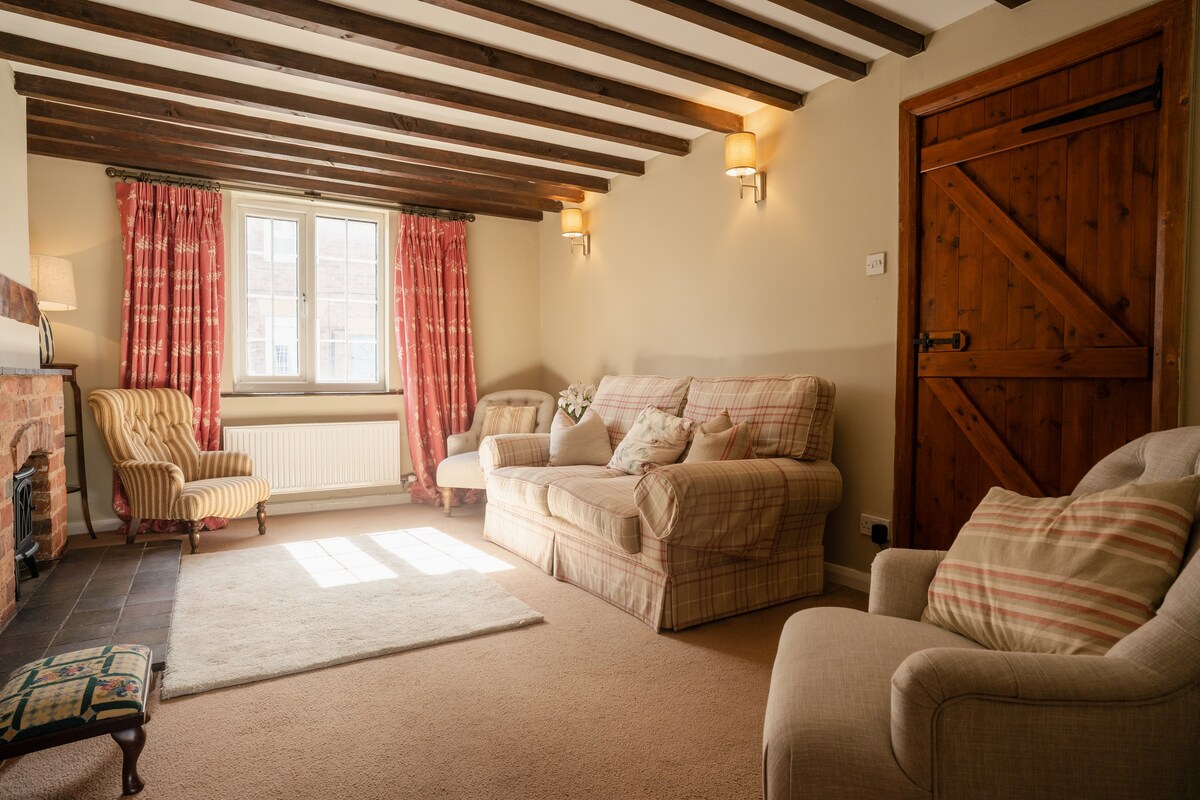 Well decorated & traditional cottage - sleeps 7