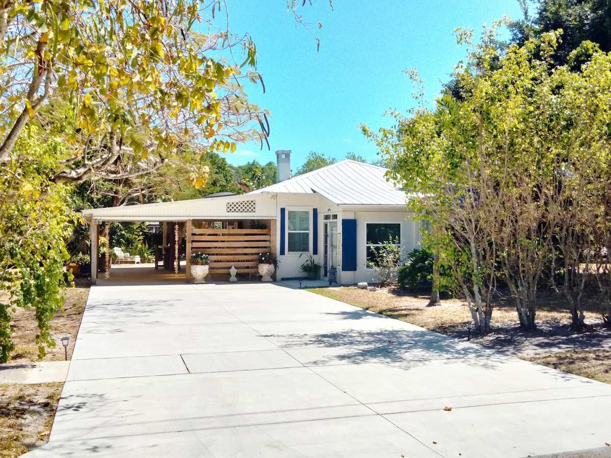 Rocky's Banyan Bungalow in Zeus Park/Walk To Beach