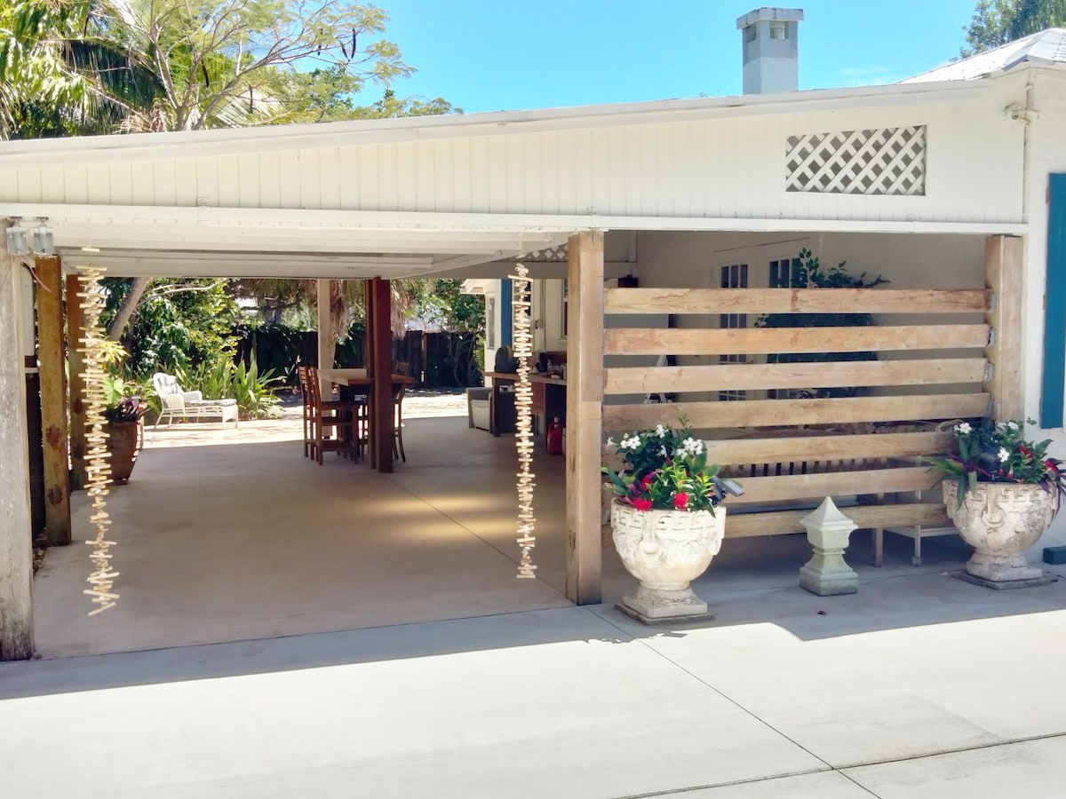 Rocky's Banyan Bungalow in Zeus Park/Walk To Beach