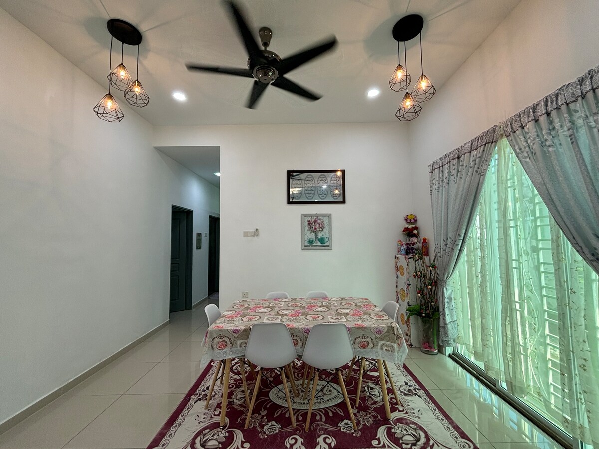 Cozy and Spacious Bungalow in UniParkland