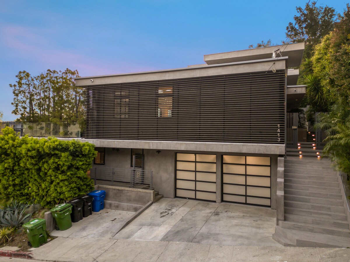 Modern Sunset | Perfect Location with Pool & Views