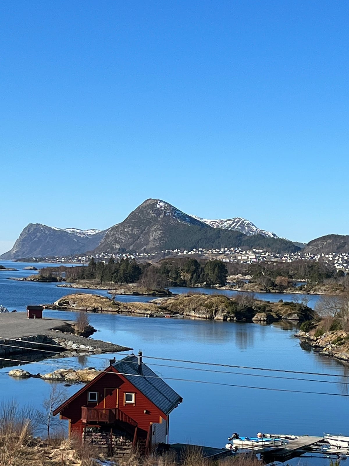 Rorbu ved sjøen,  nær Ålesund