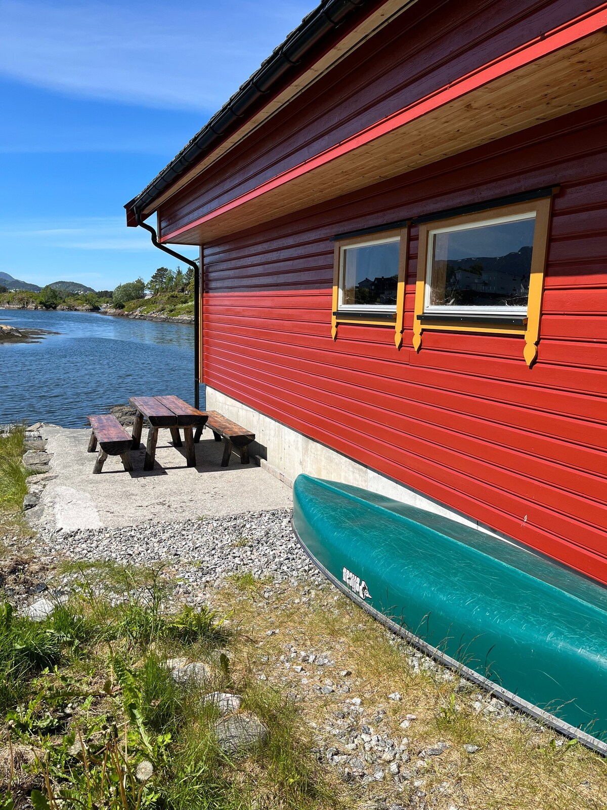 Rorbu ved sjøen,  nær Ålesund