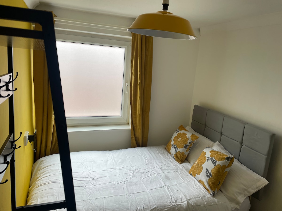 Quirky and Cosy Small Double bedroom - Ferryhill