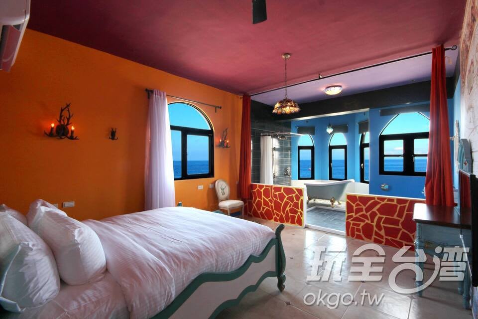 sea ​​view, bathtub, AC, queen bed