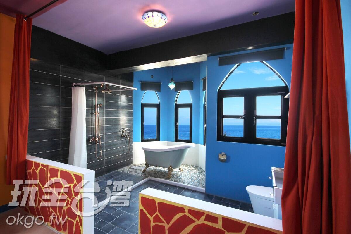 sea ​​view, bathtub, AC, queen bed