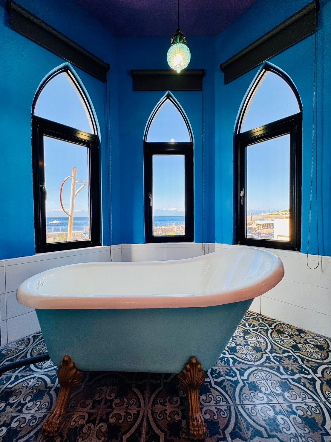 sea ​​view, bathtub, AC, queen bed