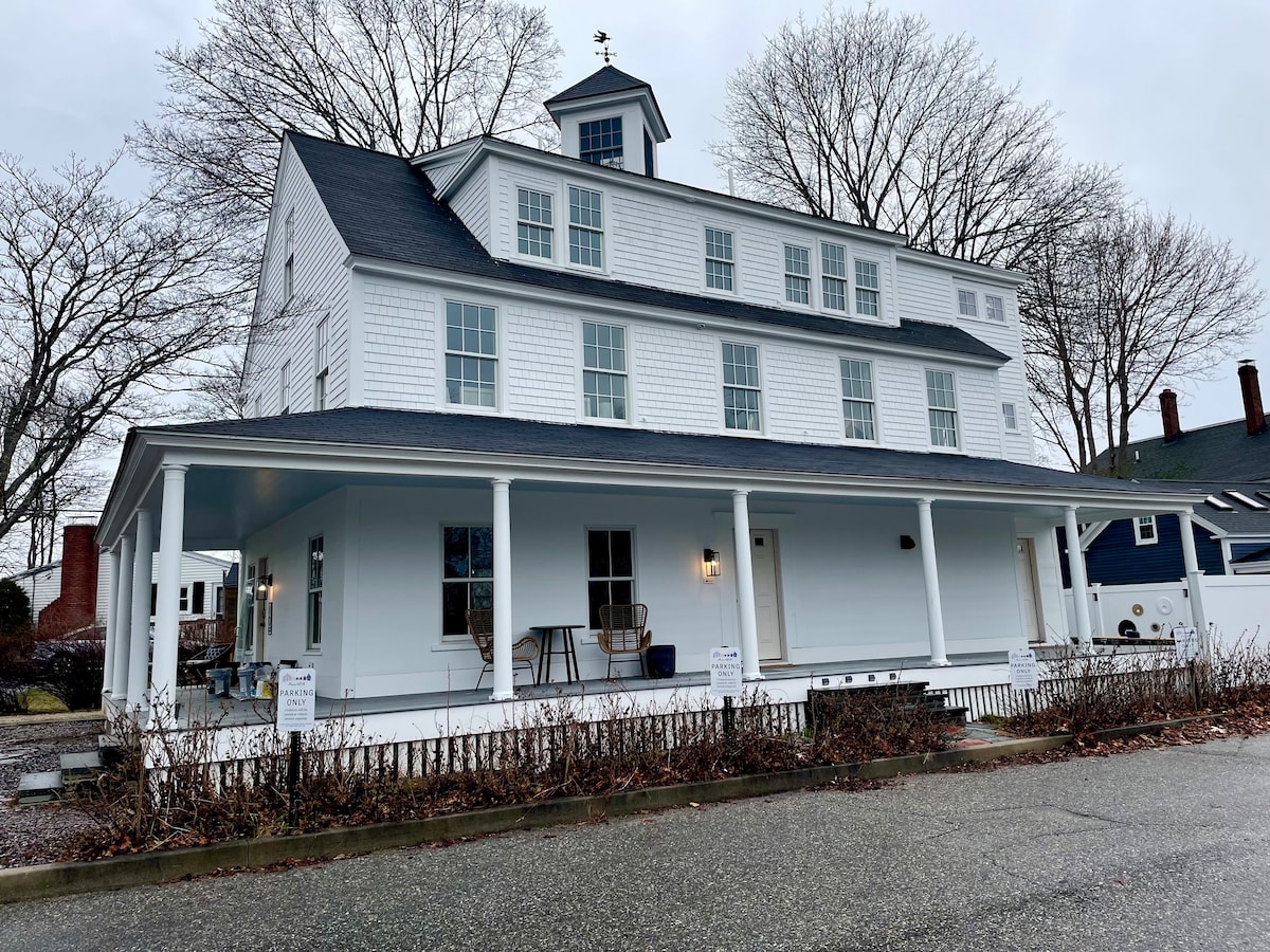 Luxurious Modern Prime location Kennebunk Cottage