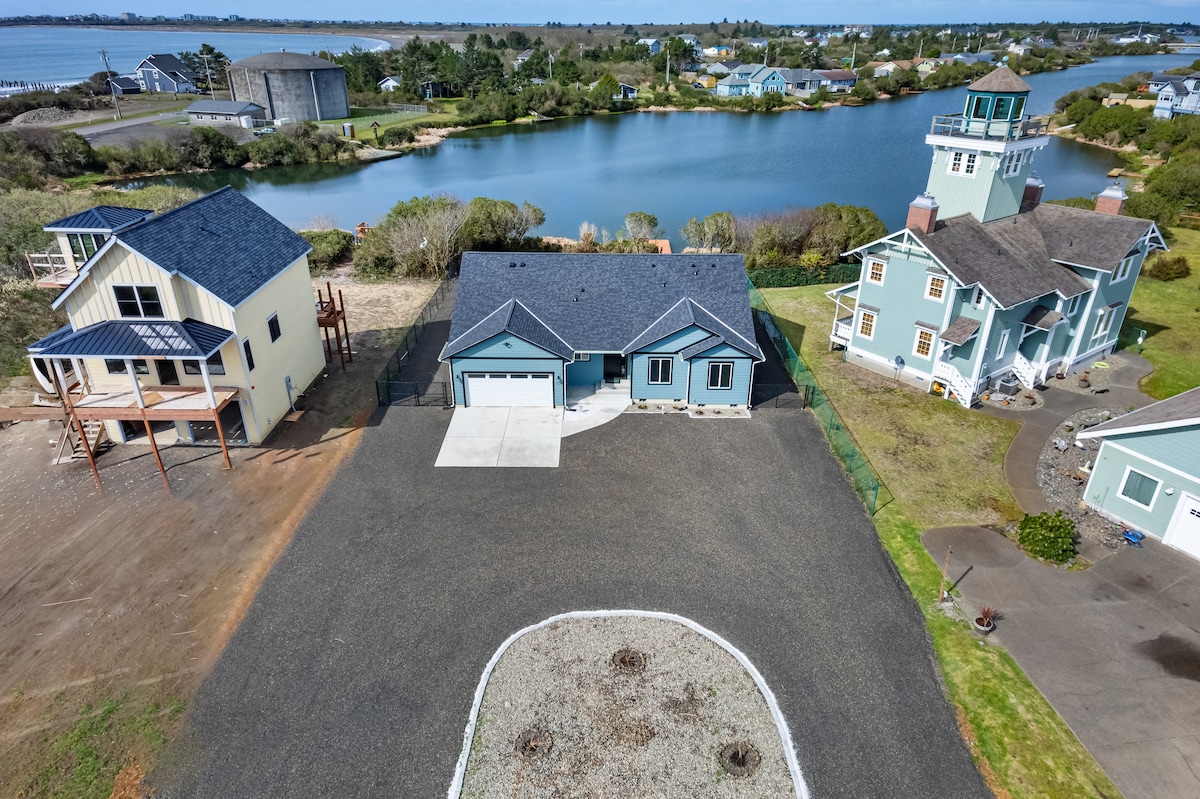 Cozy Cove - Hot Tub, Waterfront, Game Room