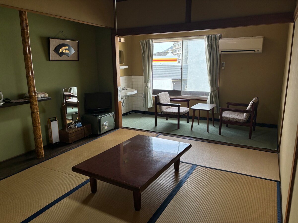 [距离Tonosho港约5分钟车程]老式日式旅馆。停车免费！步行约5分钟即可抵达天使路