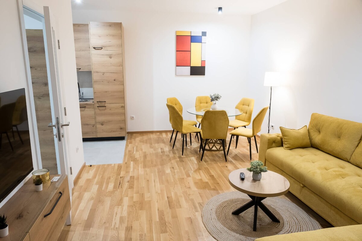 Ada Nostra - Yellow apartment