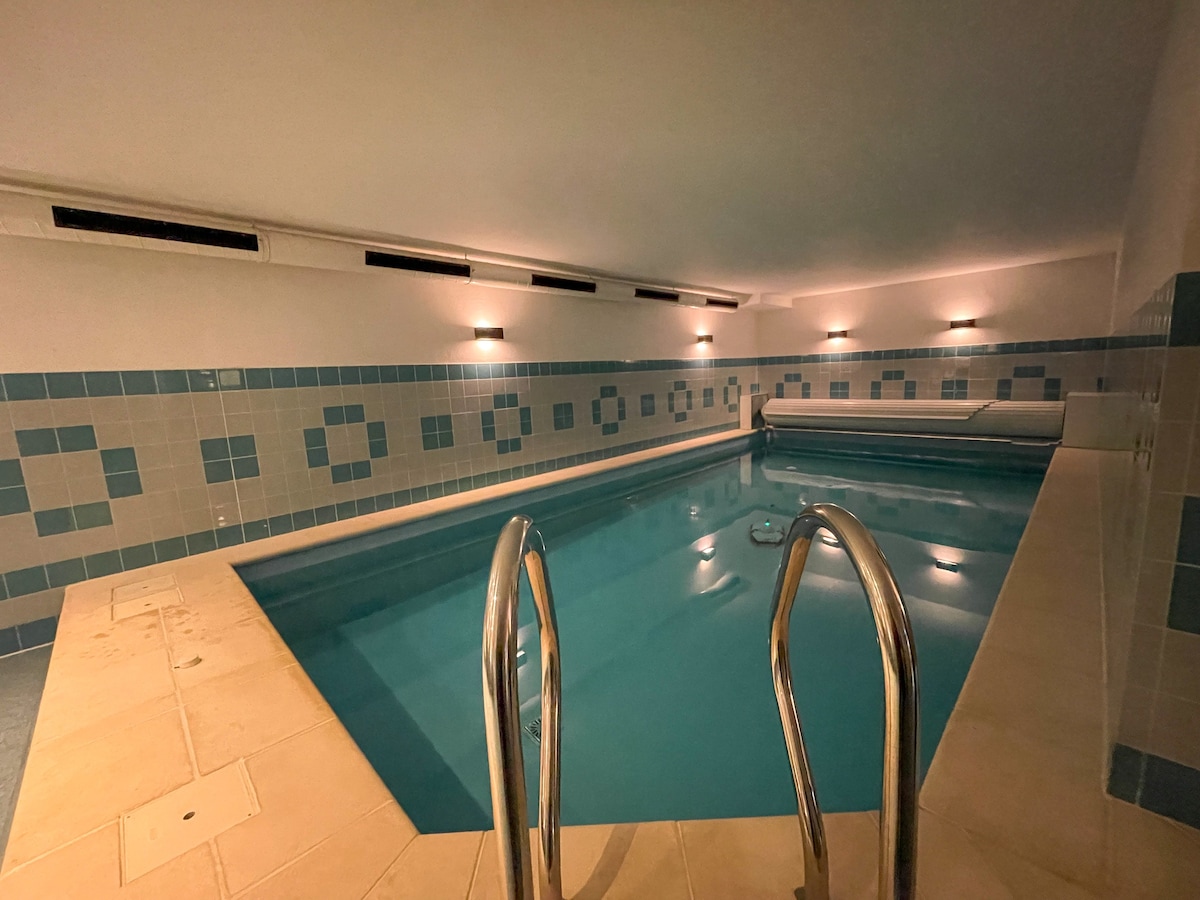 Comfortable City Centre Apt. with pool and gym