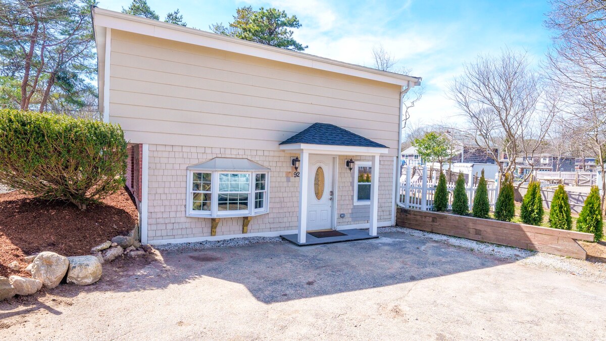 Stylish Hyannis Hideaway! 5 min from Main St!