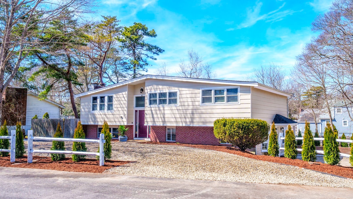 Stylish Hyannis Hideaway! 5 min from Main St!