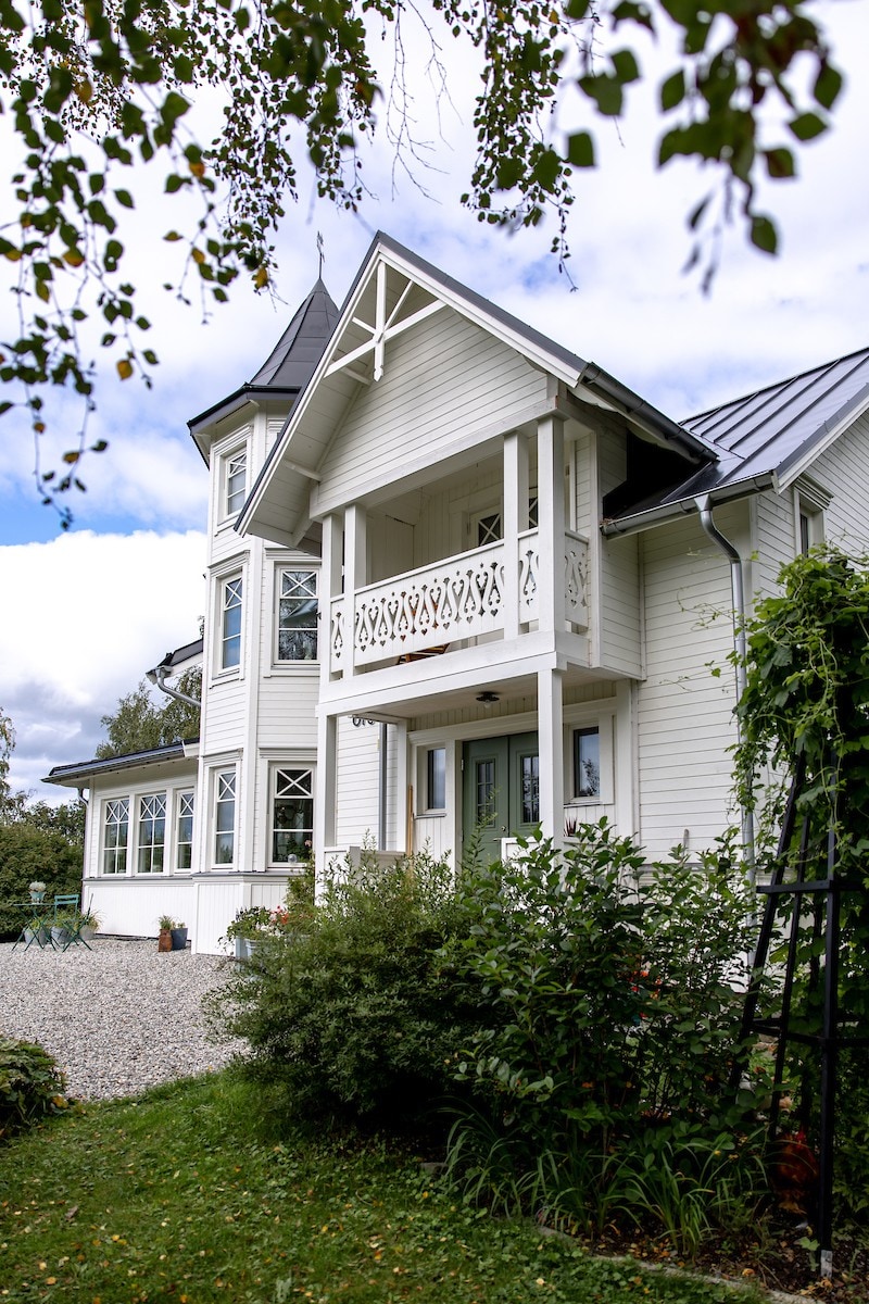 Idylliskt tornhus med strandtomt